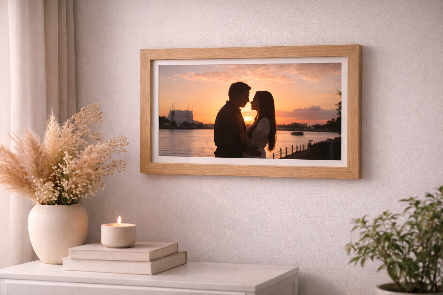 Framey e-ink frame with couple and candle
